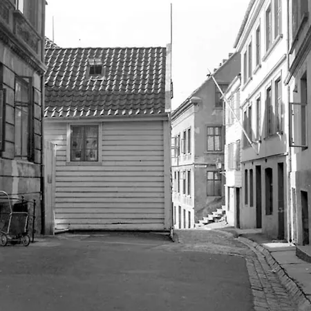 Dinbnb L 50 Meters To Bryggen L New 2023 L Sunny Backyard شقة